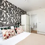 Chic-5Bed-5Bath-Freeparking-By Fabaccommodation