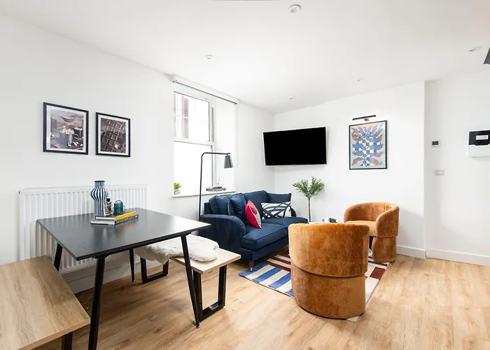 Chic-5Bed-5Bath-Freeparking-By Fabaccommodation