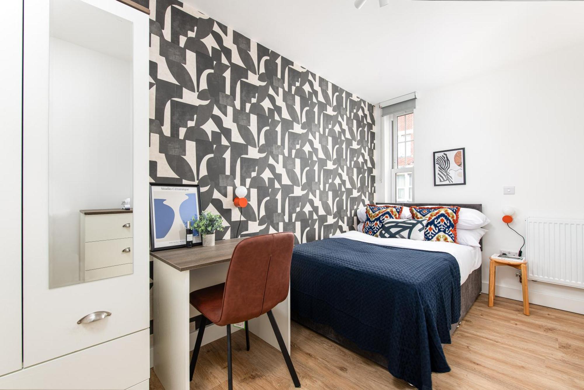 Chic-5bed-5bath-freeparking-by Fabaccommodation Bristol