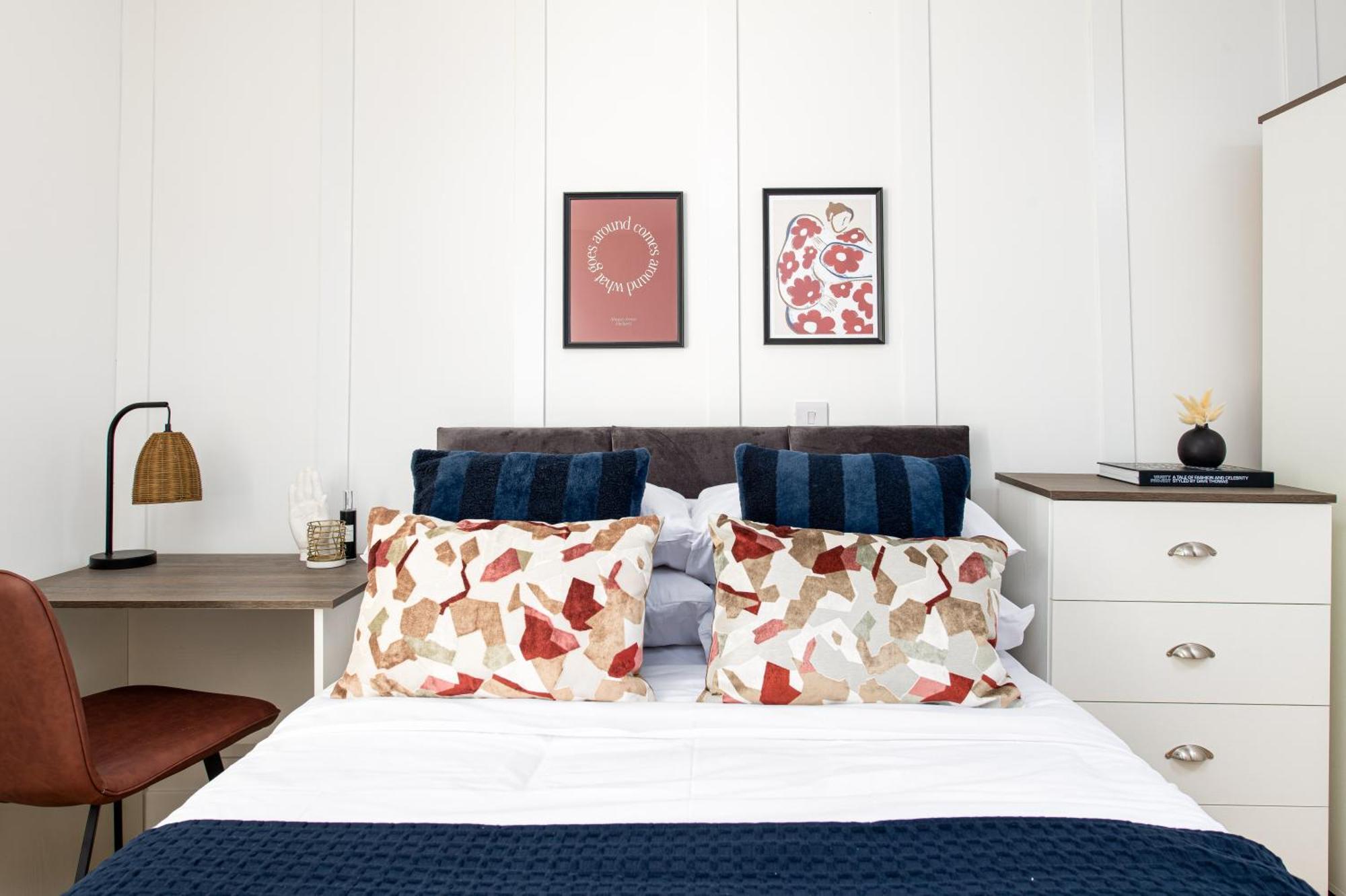 Chic-5bed-5bath-freeparking-by Fabaccommodation *
