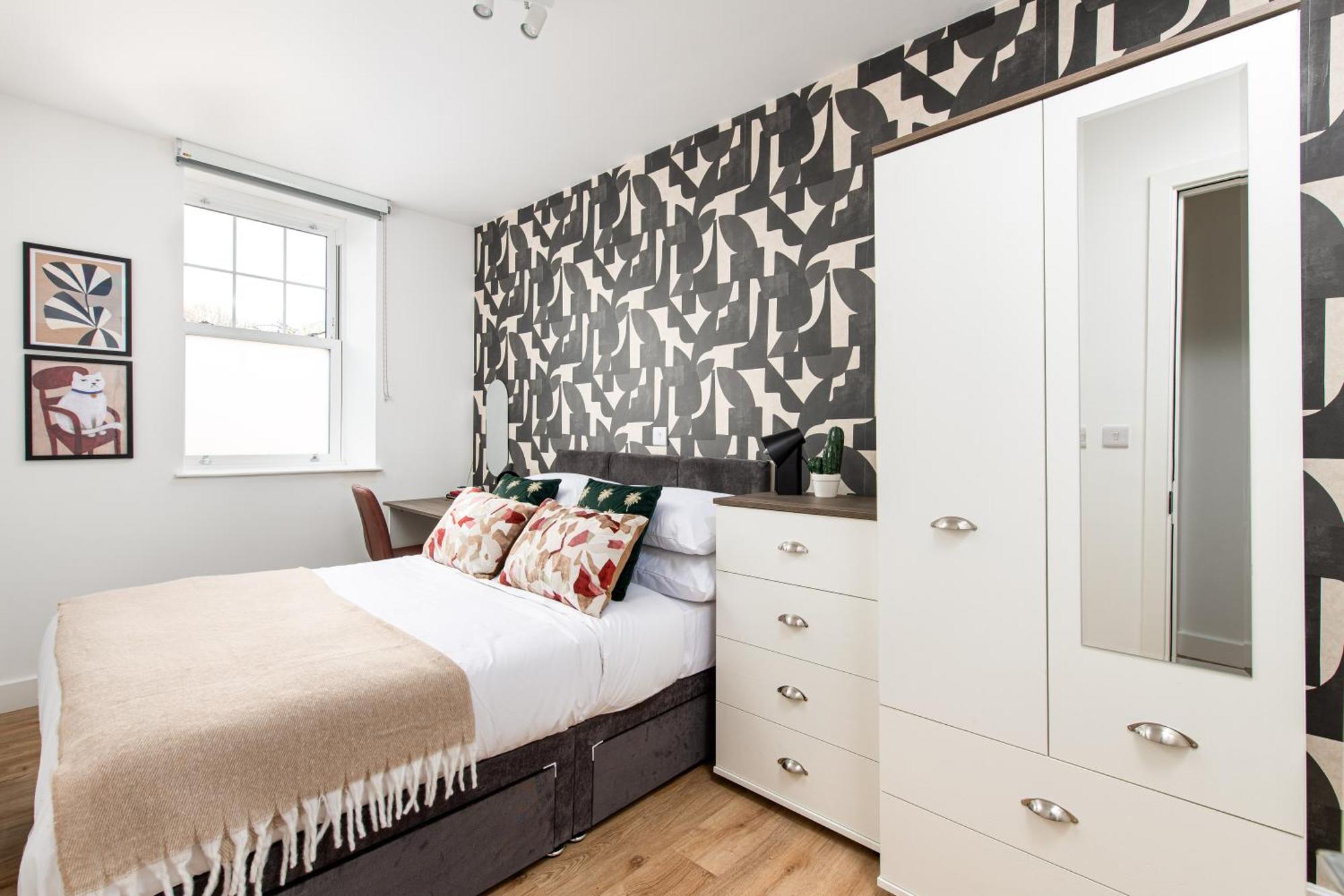Chic-5bed-5bath-freeparking-by Fabaccommodation Apartment *