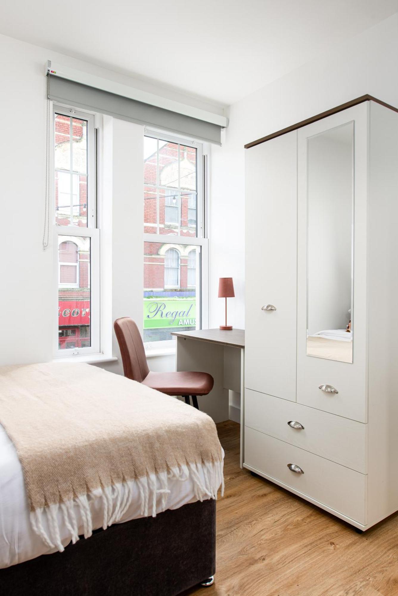 Chic-5bed-5bath-freeparking-by Fabaccommodation *