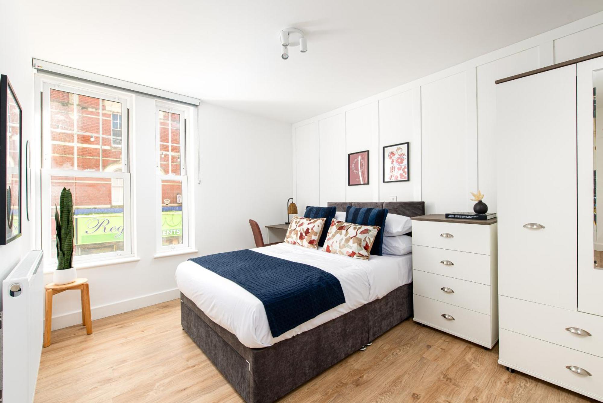 Chic-5bed-5bath-freeparking-by Fabaccommodation Bristol