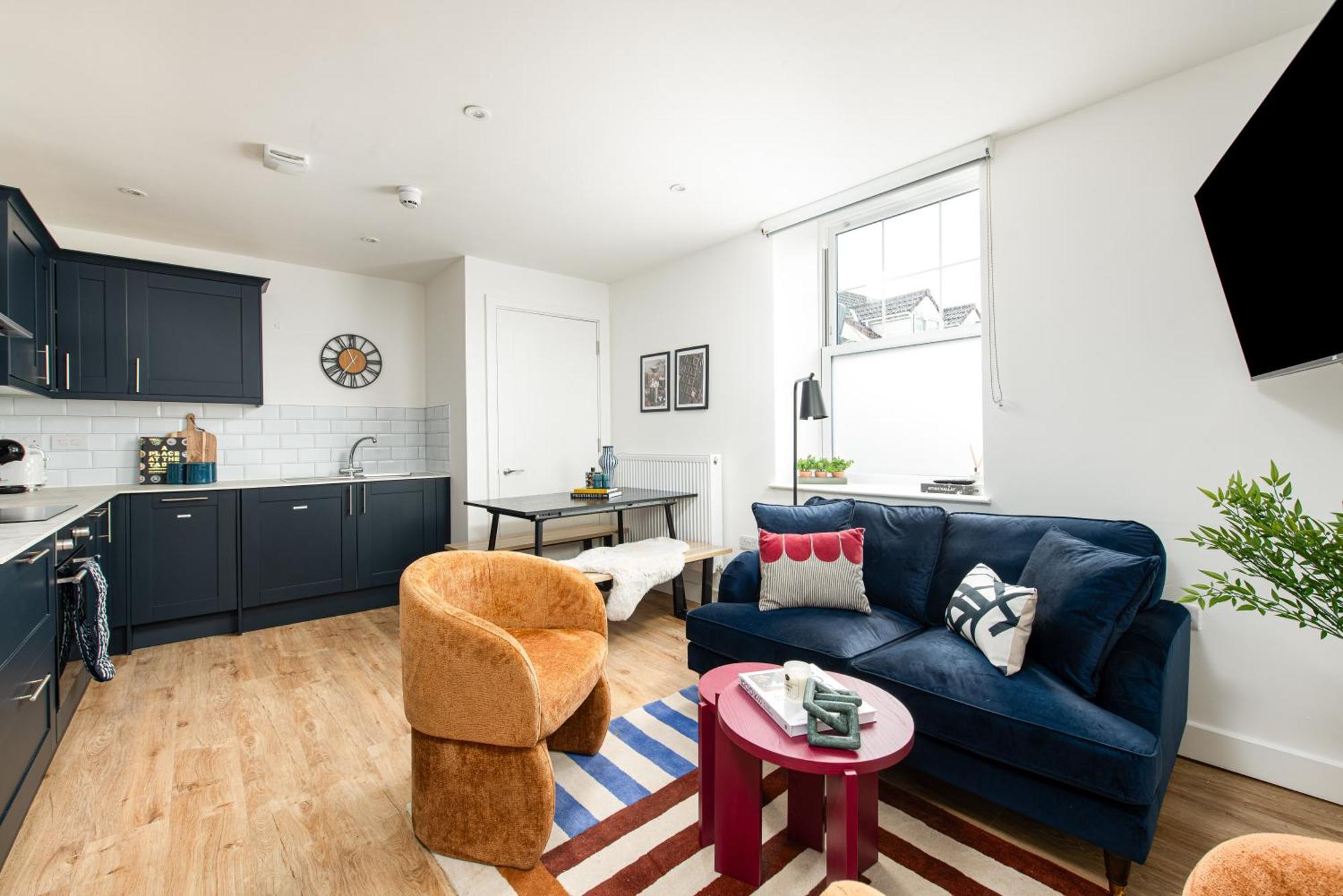 Chic-5bed-5bath-freeparking-by Fabaccommodation *