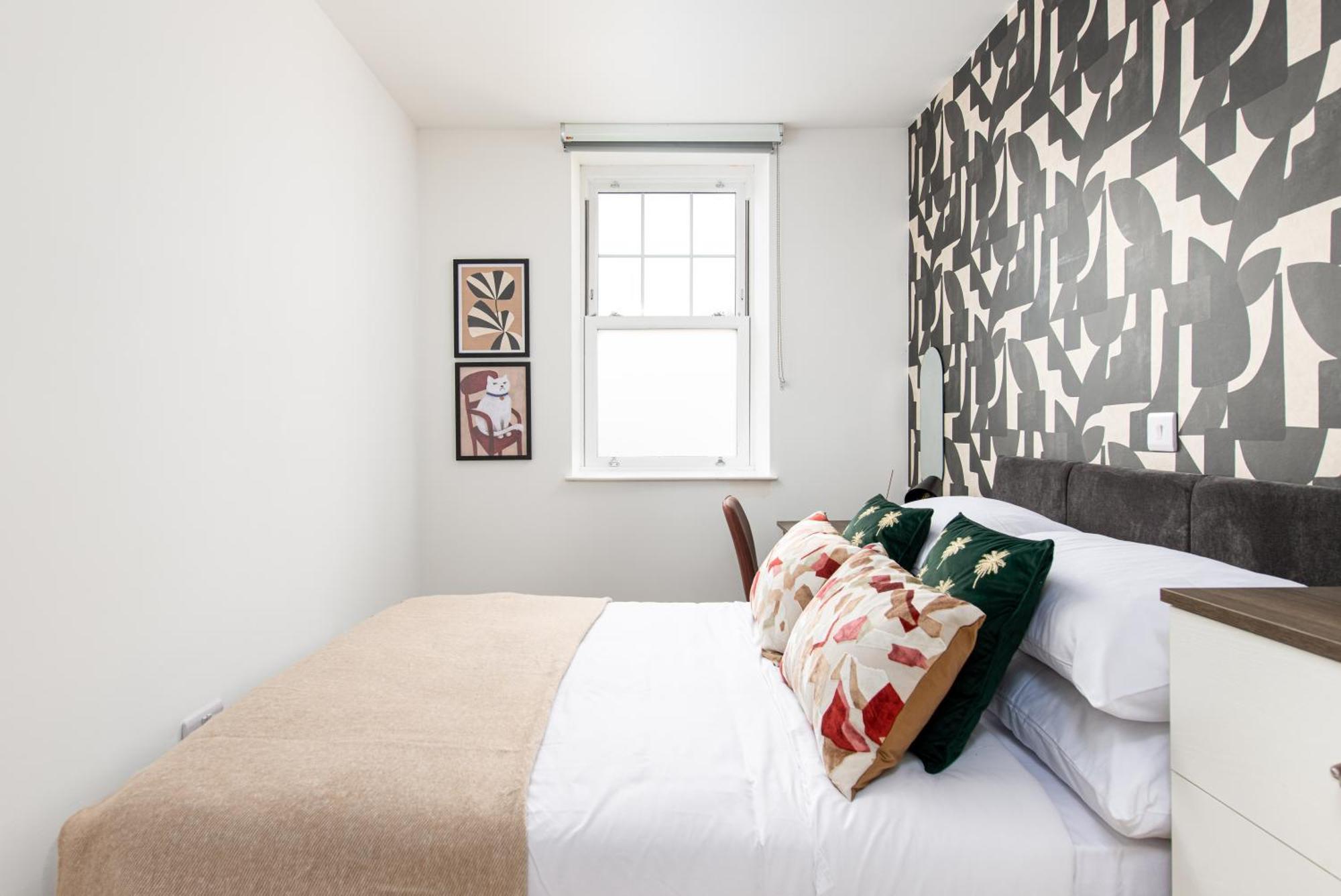 Chic-5bed-5bath-freeparking-by Fabaccommodation Bristol