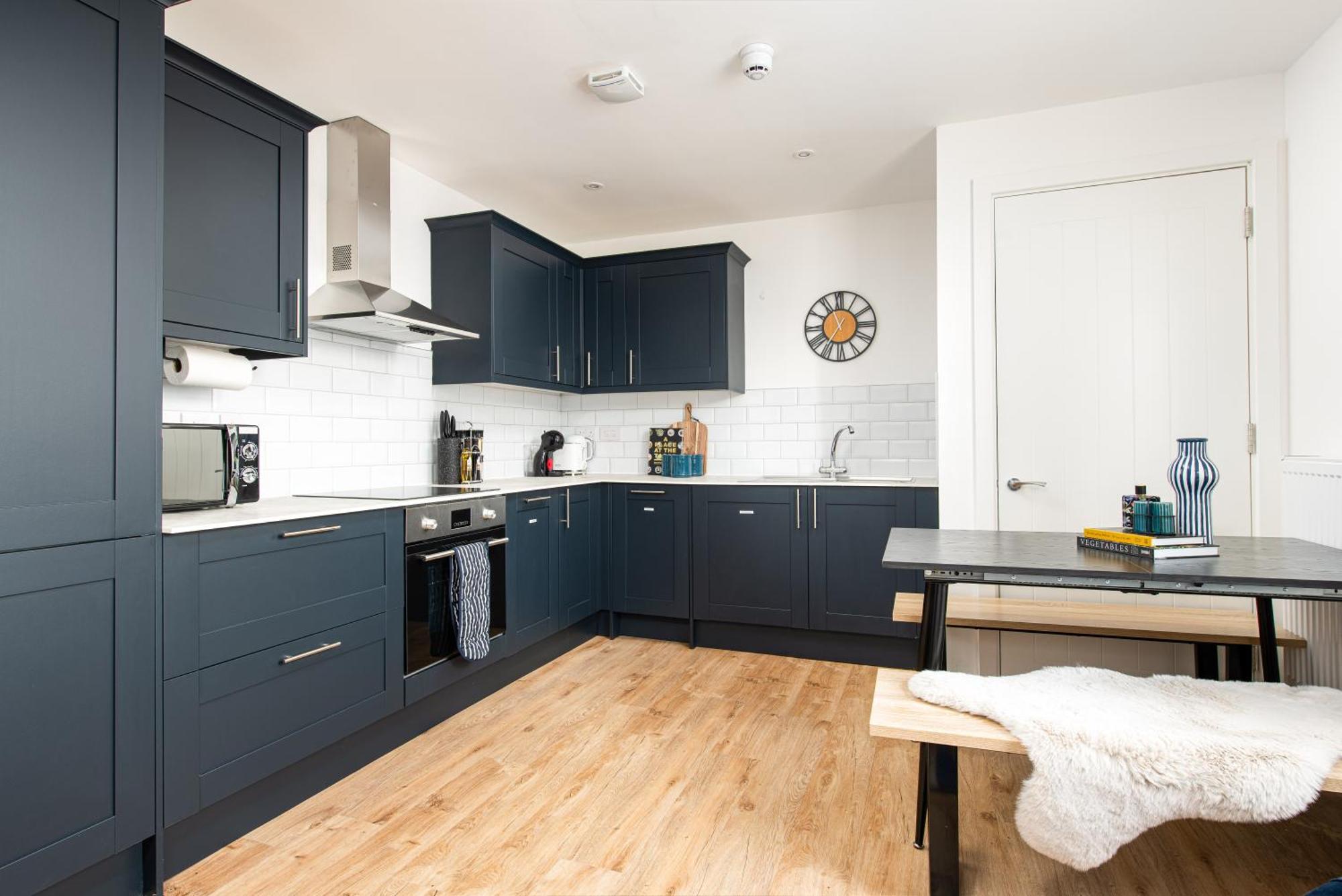 Chic-5bed-5bath-freeparking-by Fabaccommodation Apartment