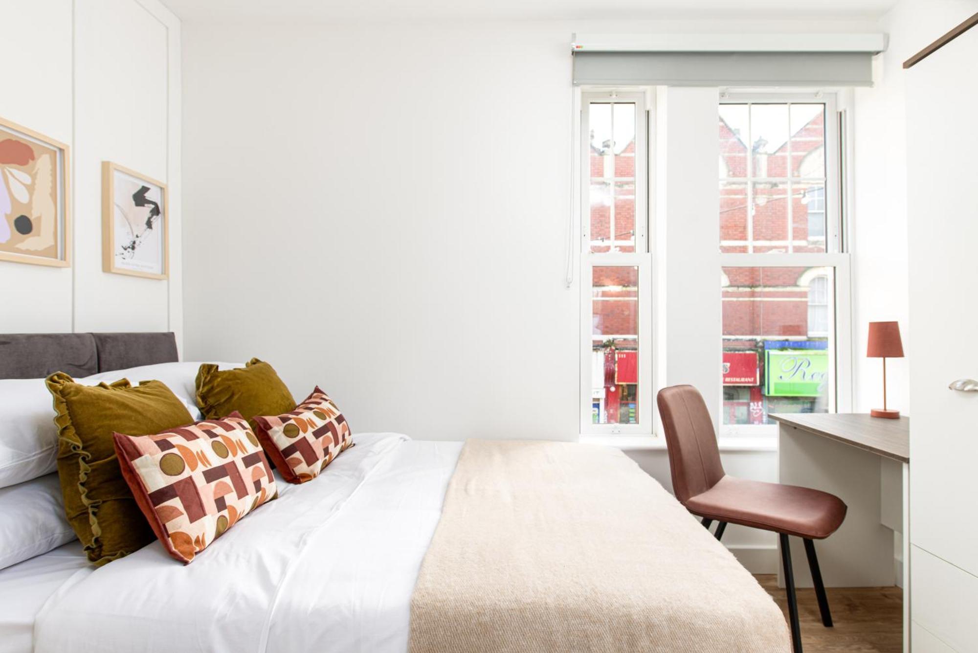 Chic-5bed-5bath-freeparking-by Fabaccommodation