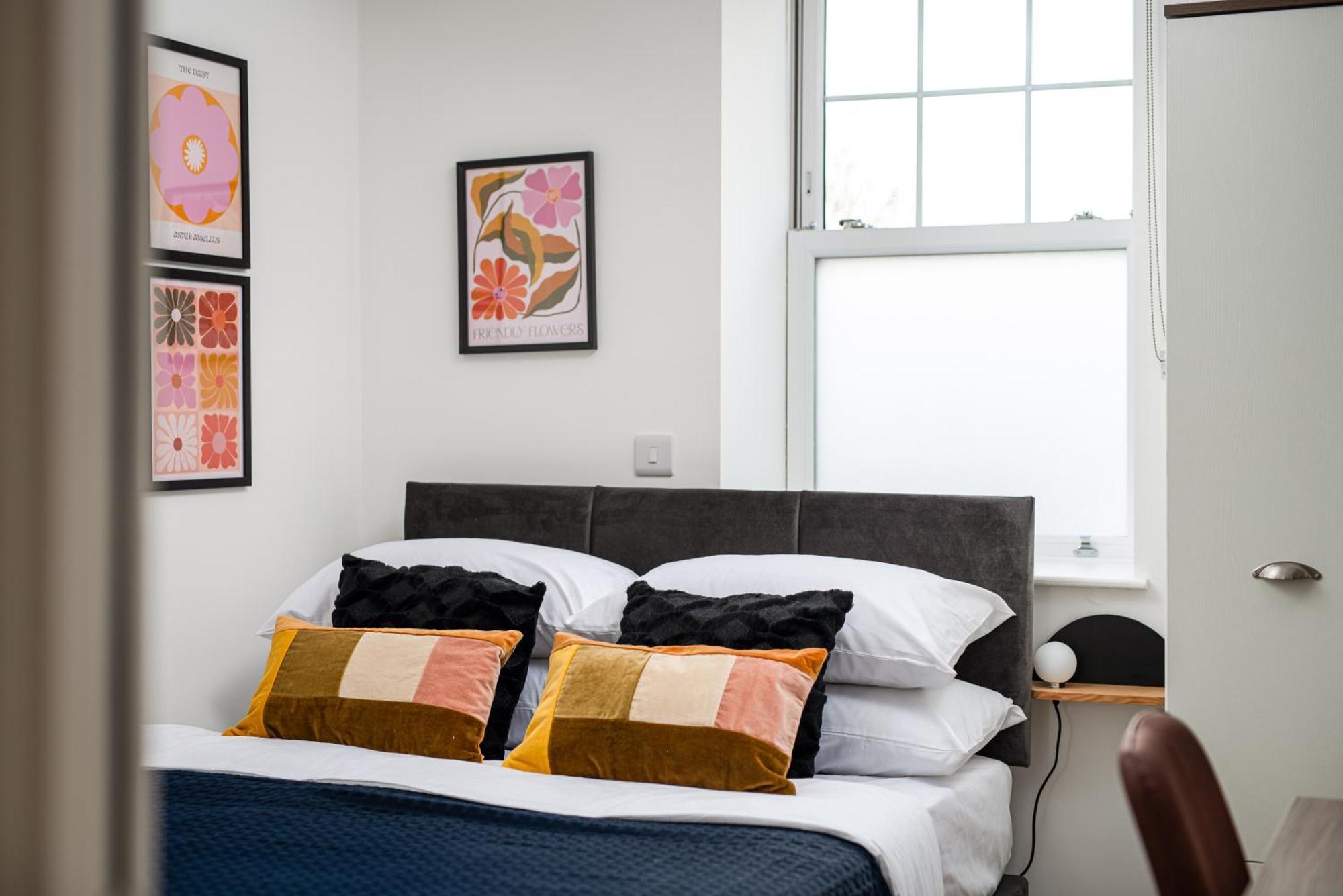 Apartment Chic-5bed-5bath-freeparking-by Fabaccommodation