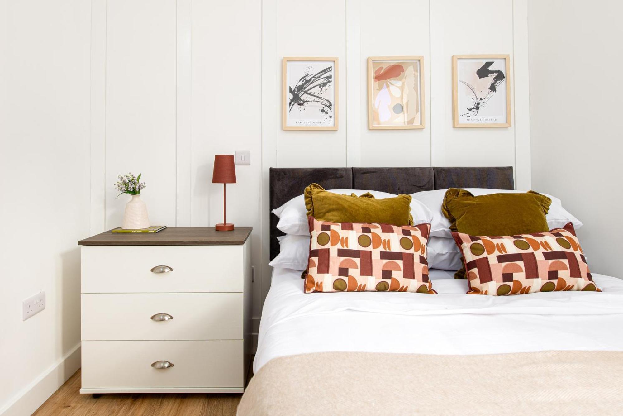 Apartment Chic-5bed-5bath-freeparking-by Fabaccommodation Bristol